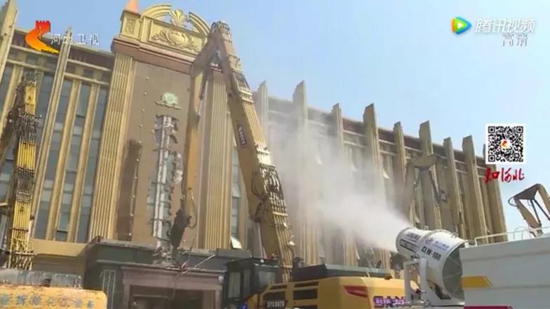 程力抑塵車助力雄安綠色環(huán)保第一拆大顯身手，被央視及河北電視臺等主流媒體重點(diǎn)報(bào)道
