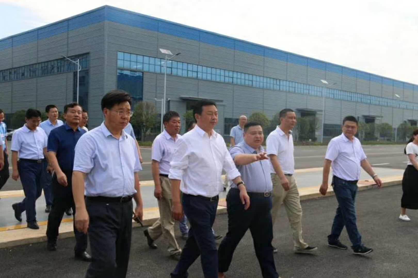 武漢市黃陂區(qū)委吳書記等區(qū)領導一行蒞臨程力重工指導工作