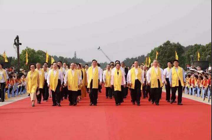 程力批量環(huán)衛(wèi)車助力“2018世界華人尋根節(jié)“環(huán)衛(wèi)清潔，為中國專汽之都增添榮耀受到社會各界廣泛贊譽